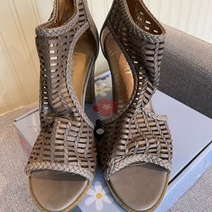 Medium block heel sandal. US size 9